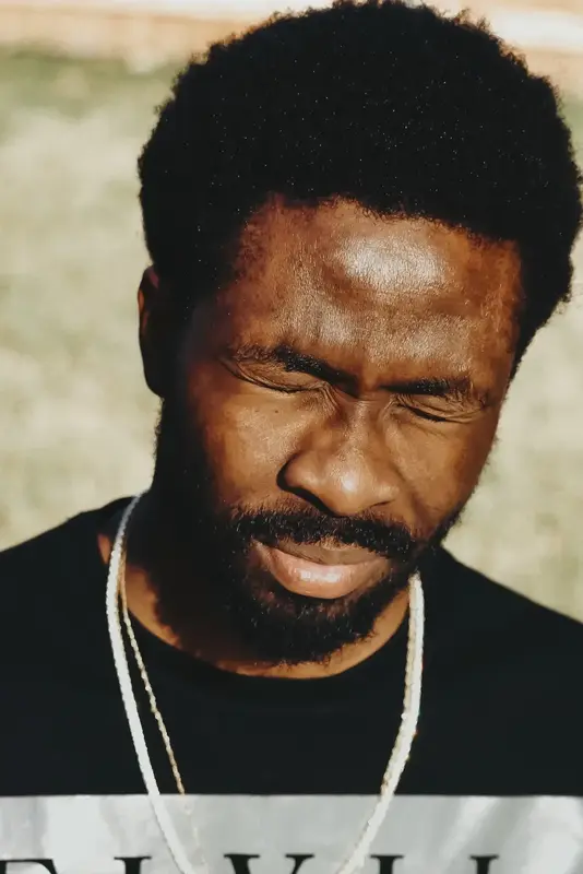 Protrait d'un homme qui ferme les yeux